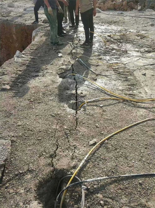 建筑基礎(chǔ)土石方工程中專用破石機(jī)械的名稱與規(guī)格解析